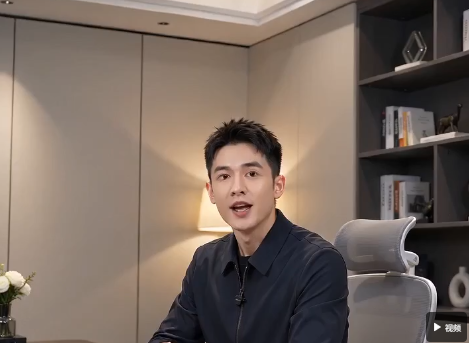 知识分享口播：专业讲师在书房分享知识